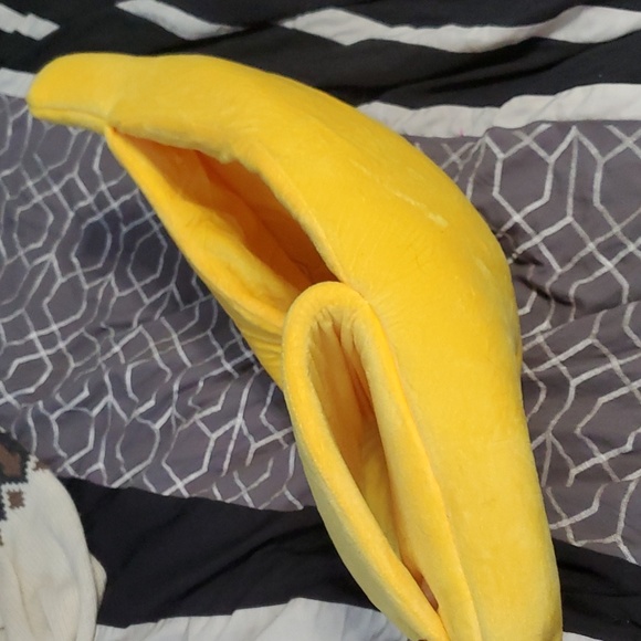 Banana Cat Bed - Picture 2 of 3